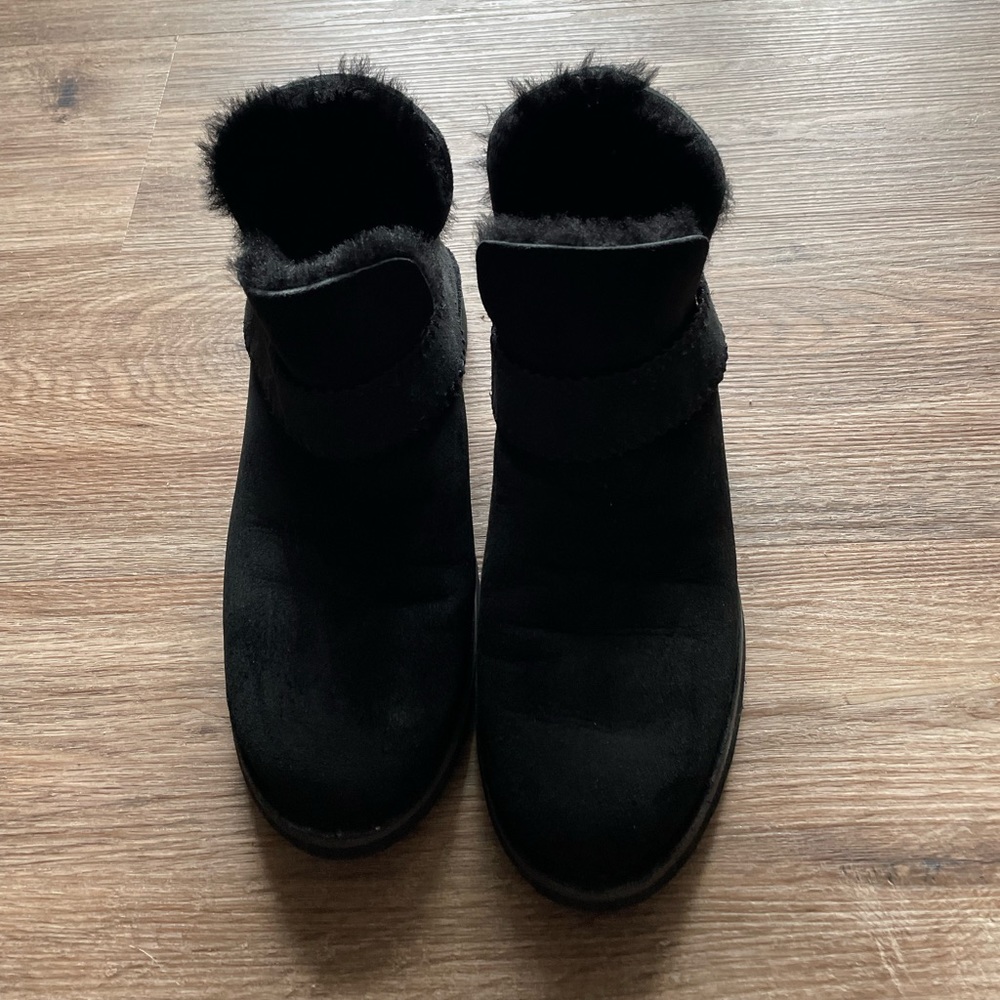 Uggs Woman’s size 7 McKay Winter Boots.